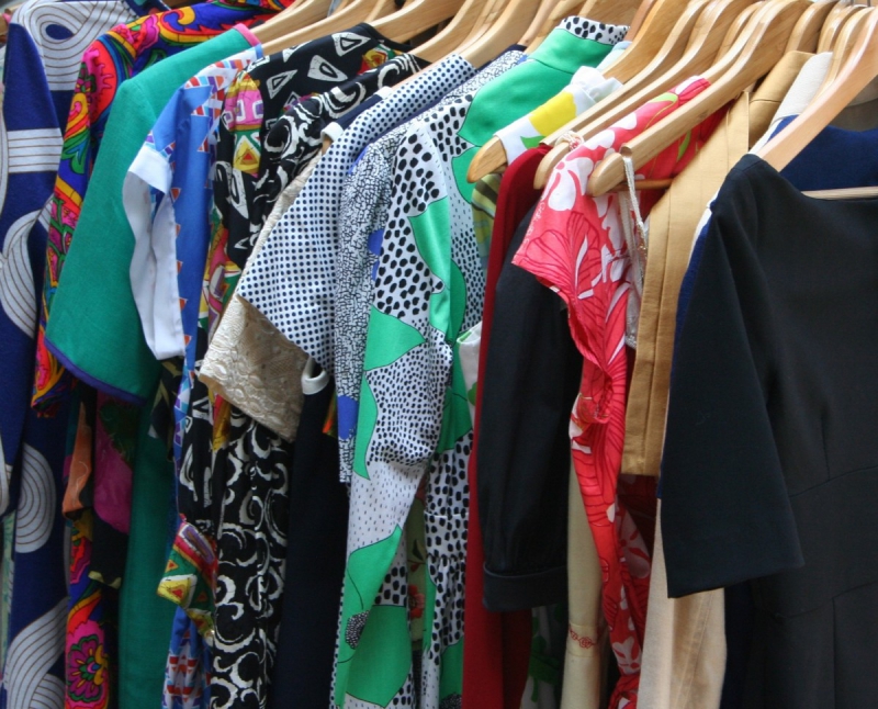 vitrine-HYERES-min_dresses_apparel_clothing_clothes_clothes_hangers_wooden_hangers_retail_shop_closet-1149845