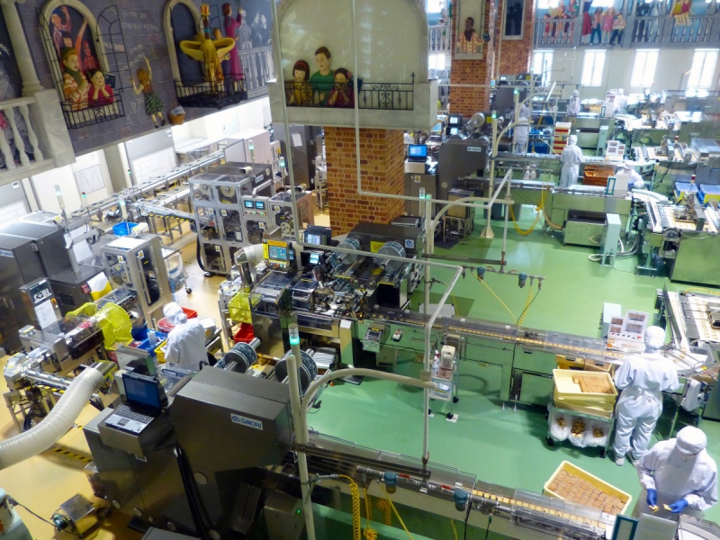 vitrine-HYERES-min_japan_sapporo_chocolate_factory_label_packaging_cookie_machine_operators-961509