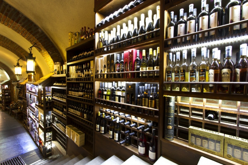 vitrine-HYERES-min_world_street_travel_shop_canon_georgia_wine_bottles-429767
